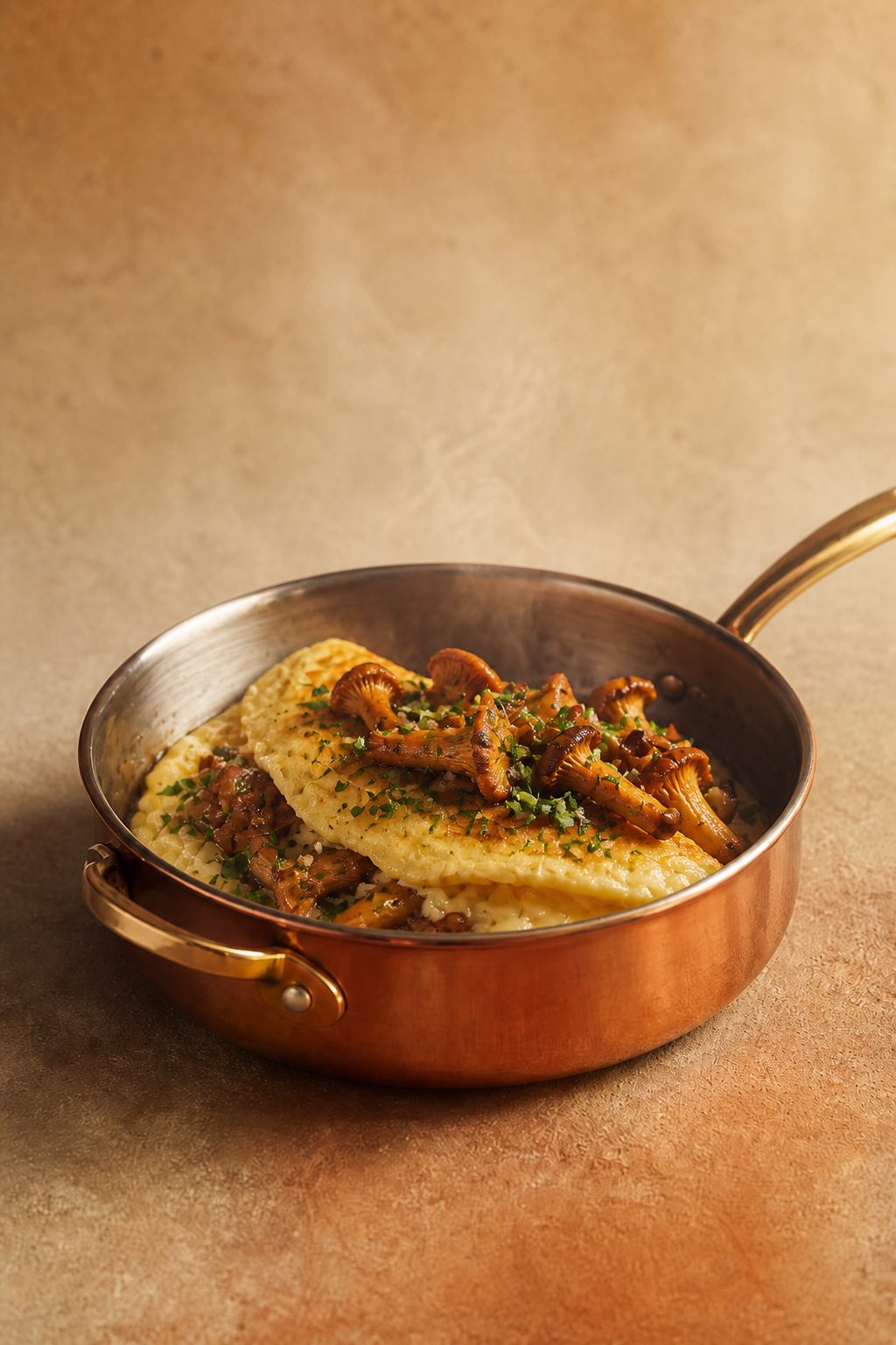 Omelette baveuse aux girolles dans une poêle en cuivre, persillade, fond beige